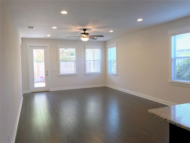 Building Photo - 3010 W Neptune St