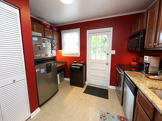 Building Photo - Two Bedroom Cottage Inside the Beltline