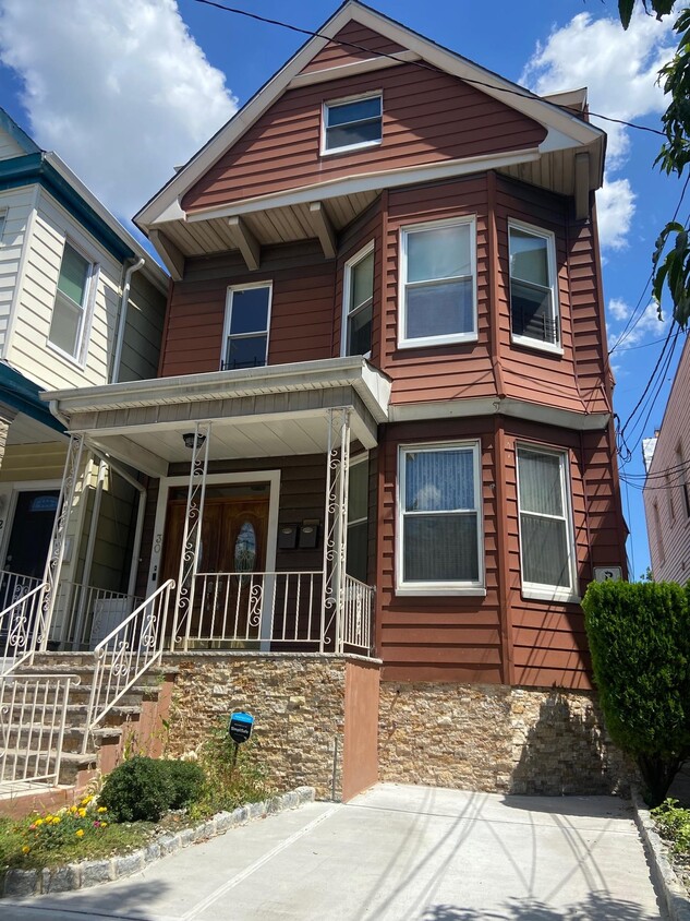 Primary Photo - 30 Danforth Ave