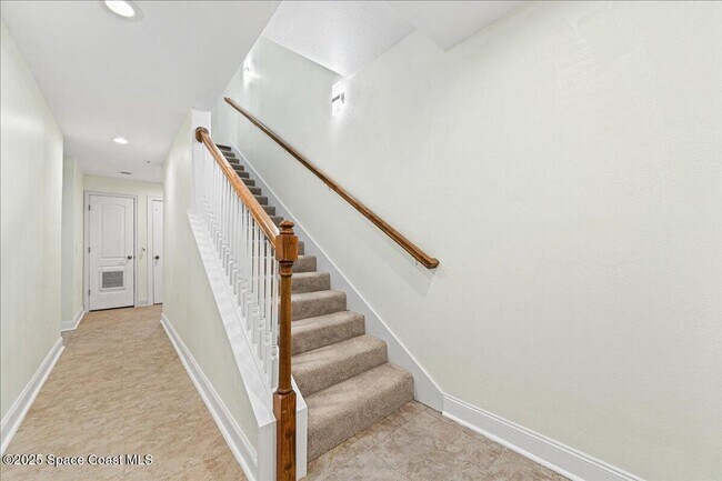 Foto del edificio - BEAUTIFUL END UNIT WITH RIVER VIEW 3BR/3.5 BA CONDO
