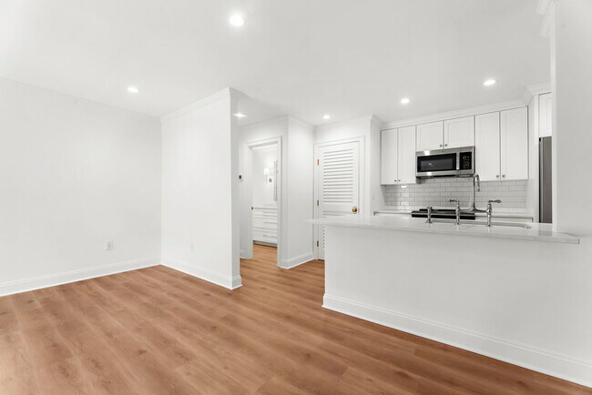 Building Photo - 1481 Center St Ext