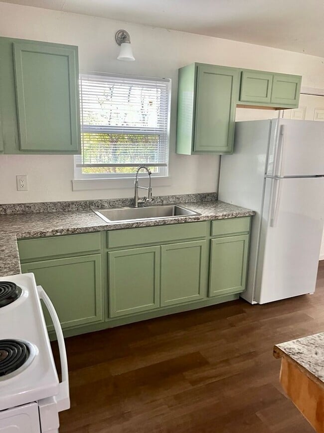 Building Photo - 3bed 1 bath / NOW AVAILABLE!