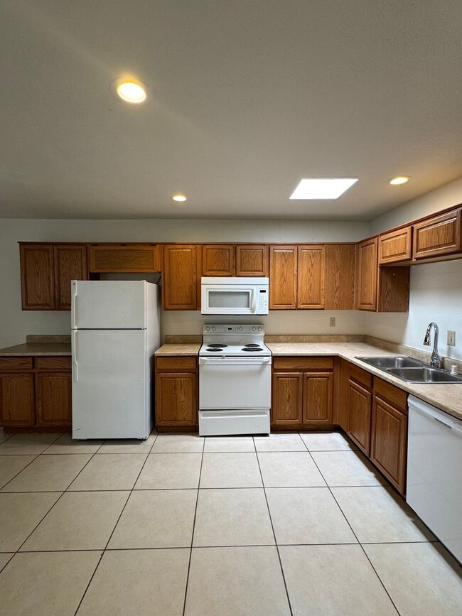 Building Photo - Great 2 bedroom 2 bath townhouse in beauti...