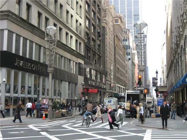 Foto del edificio - 307 E 44th St