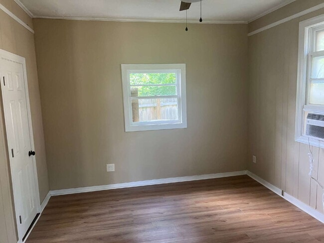 Building Photo - Recently Renovated Freestanding Unit in Tr...
