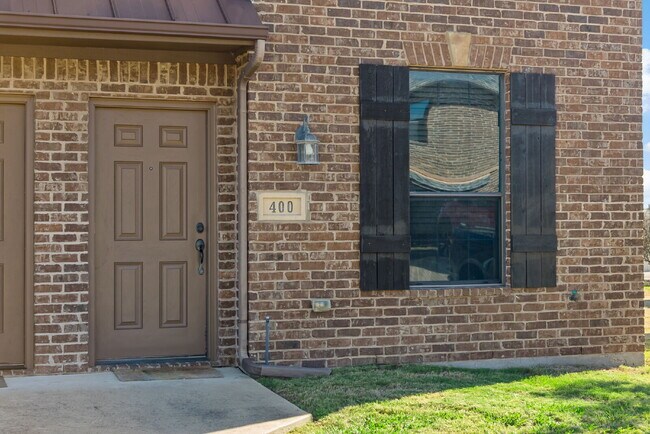 Building Photo - "Charming 2-Bedroom Condo Retreat with Modern Comforts in Sanger, TX"