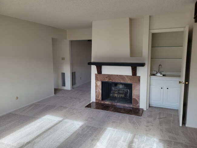 Building Photo - 2 Bed / 2 Bath Top Level Condo with A/C! -...