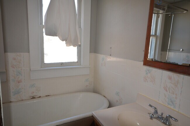 Building Photo - 3 Bedroom 1 Bathroom Bungalow West of Down...