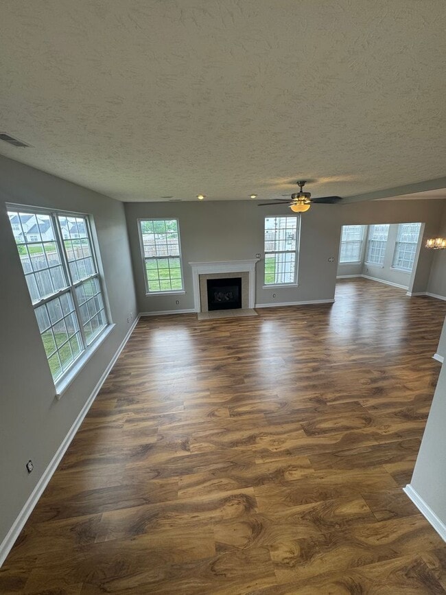 Building Photo - Three Bedroom Home with Fenced in Yard!