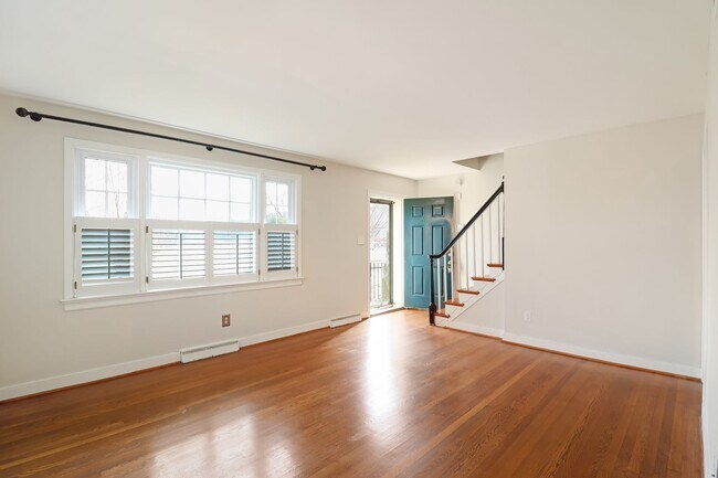 Foto del edificio - Dreamy 4 Bed, 2 Bath Cape Cod in Sauer's Garden Available Now!