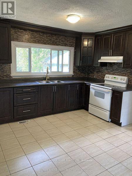 Photo du bâtiment - 152 Thickson Rd N