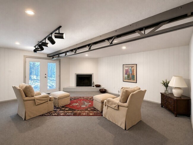 Building Photo - 3401 Hanover Ln