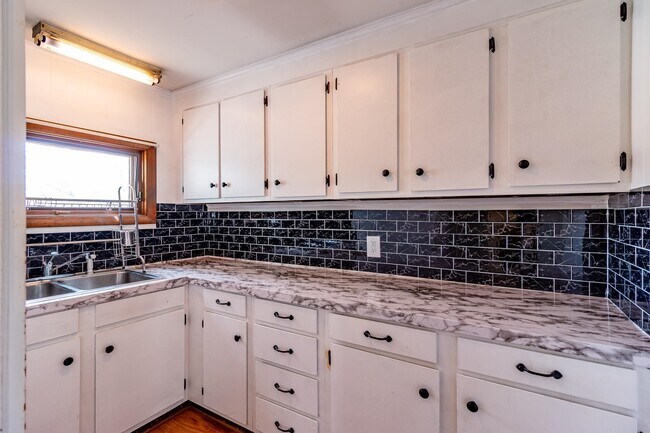 Building Photo - 203 Alsace St