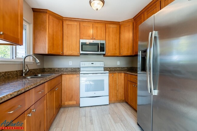 Building Photo - Camden 2194/2196