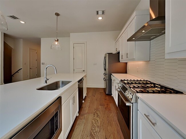 Building Photo - 129 E Oscar Dr