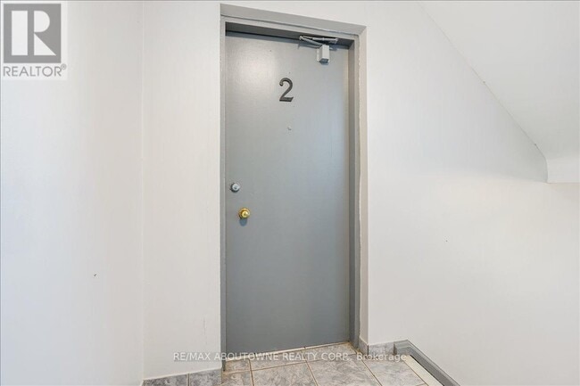 Building Photo - 2316 Hixon St