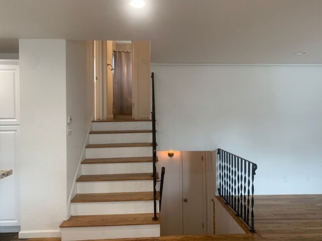 Building Photo - 4 Bed / 2 Bath Northwest Home