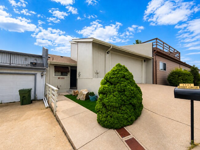 Foto del edificio - 4925 Summit Cir