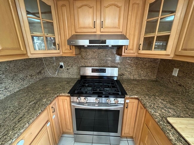 Building Photo - Beautiful 3 Bedroom 2 Bath Home, Private Yard, 2 car attached garage