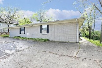 Building Photo - 803 N Van Buren St