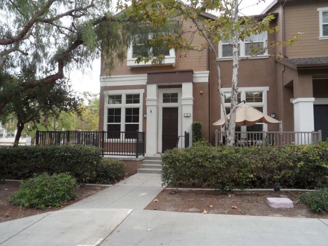 Primary Photo - Briar Rose Track In Ladera Ranch End Unit ...