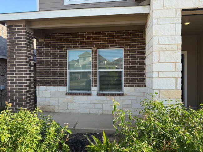 Foto del edificio - Spacious 5-Bed, 3-Bath Home in Brookmill –...