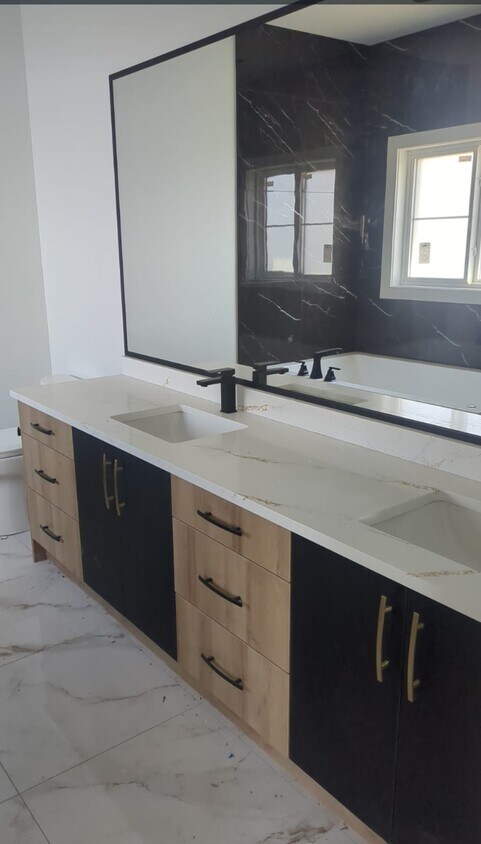 Building Photo - 2507 63 Av NE