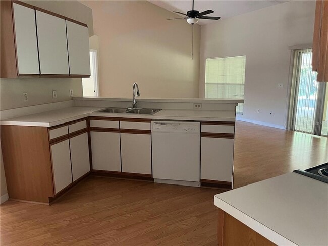 Foto del edificio - 127 Madrona Dr