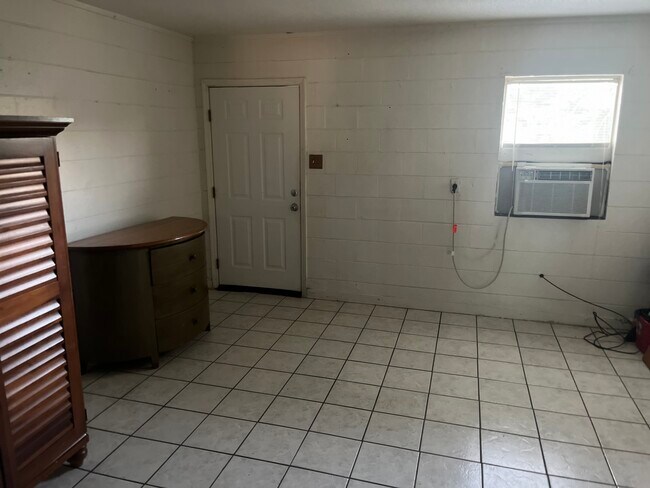 Building Photo - 693 Tyner St