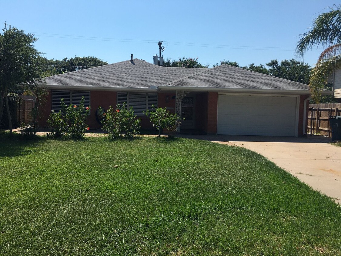 Primary Photo - Beautifully renovated 3 bed/3bath near UTMB