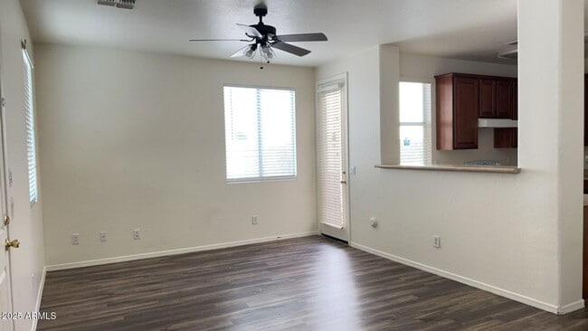 Foto del edificio - 10018 W Winslow Ave