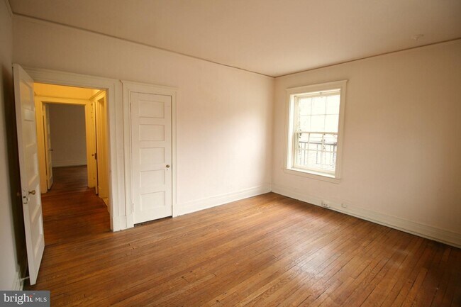 Building Photo - 853 W University Pkwy
