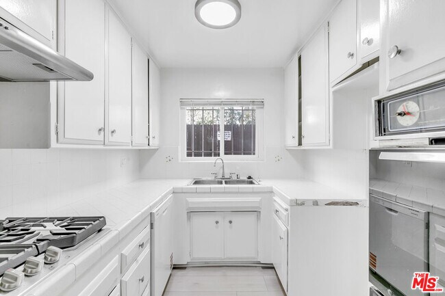 Foto del edificio - 2332 S Beverly Glen Blvd