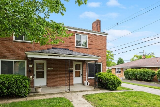 Building Photo - 723 Village Dr