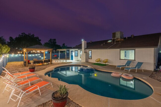 Foto del edificio - Downtown Gilbert Boho-Oasis|Pool|Gazebo|Ga...