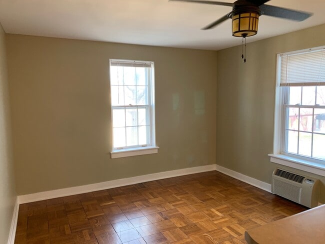 Building Photo - The Oaks