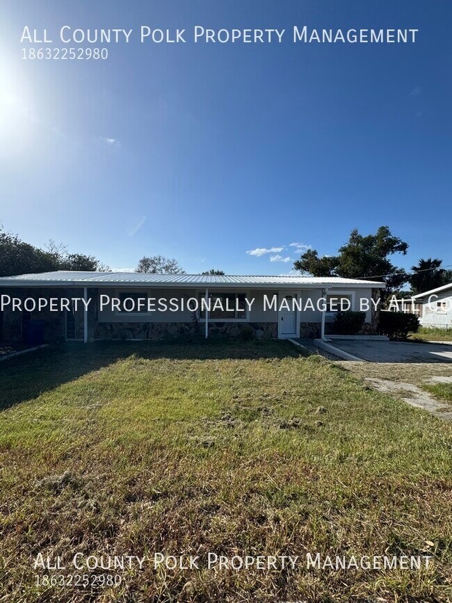 Foto del edificio - Enjoy Lakefront Living in This Spacious 4-...
