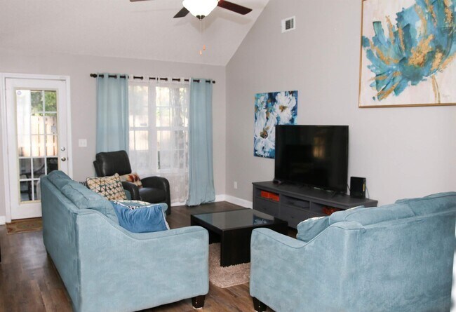 Foto del edificio - 80 Fellwood Dr