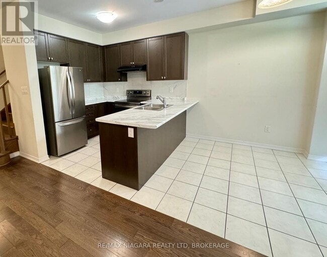 Building Photo - 8273-8273 Tulip Tree Dr