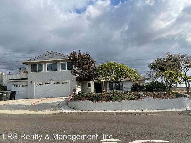Building Photo - 5 br, 2.5 bath House - 3001 N. Valley View...