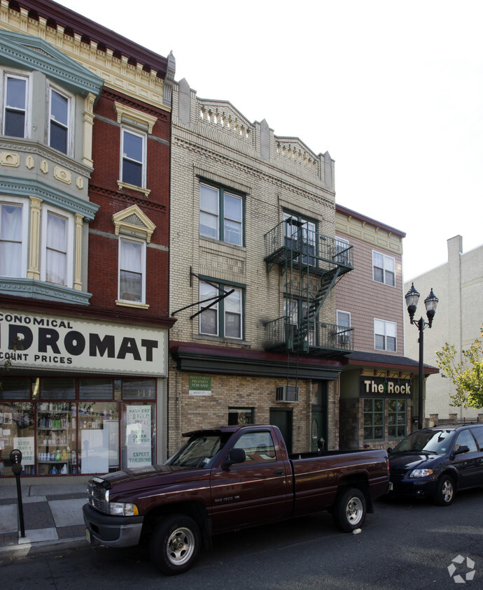 Building Photo - 208 Broadway