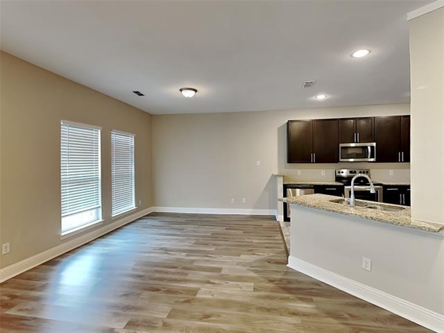 Building Photo - 933 Woodcrest Dr