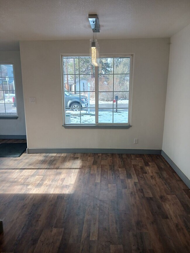 Building Photo - Newly Remodeled 2 Bed 2 Bath