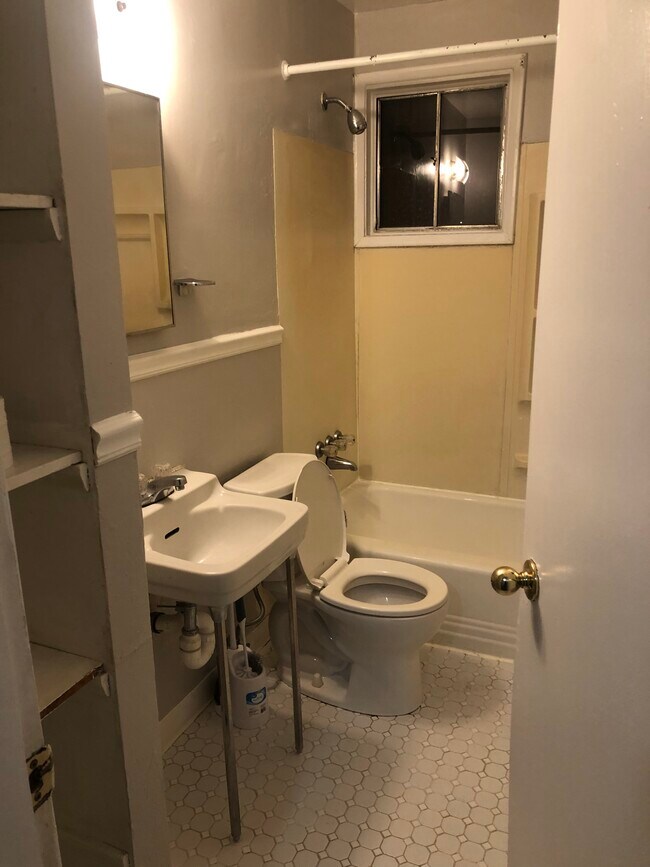 Baño - 2120 Braddish Ave