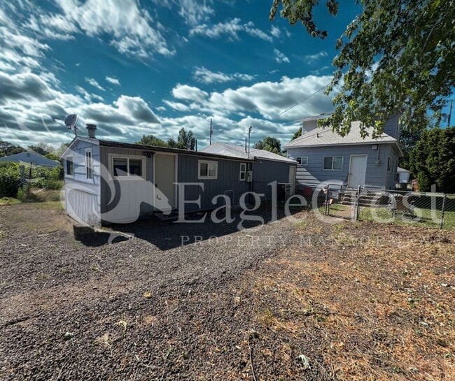 Building Photo - One Bedroom Cottage