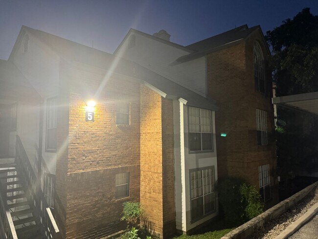 Building Photo - Great location off Blanco near Wurzbach and West Ave | 2 Bedroom | 2 Bath | Top Floor