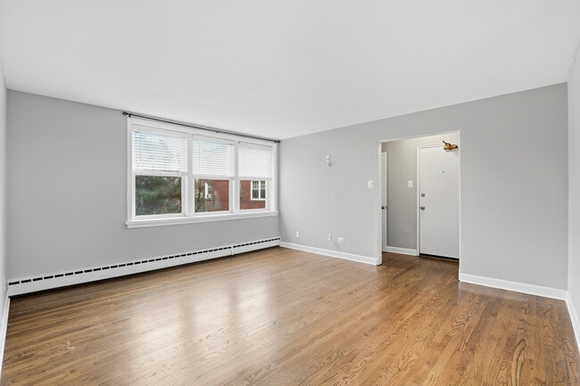 Building Photo - 2412 W Farragut Ave