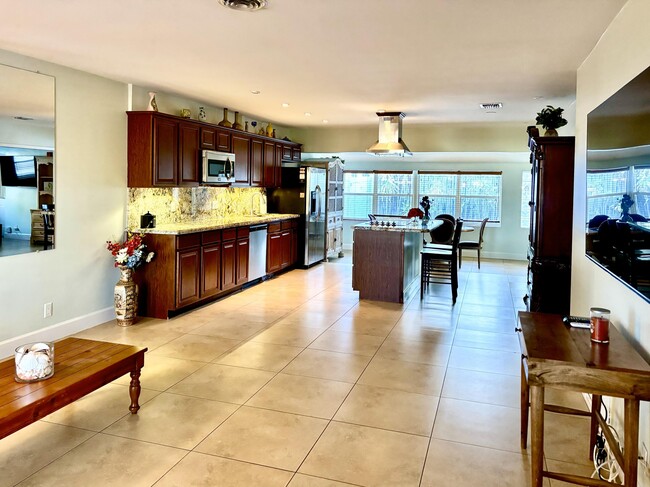 Building Photo - 5041 NE 15th Ave