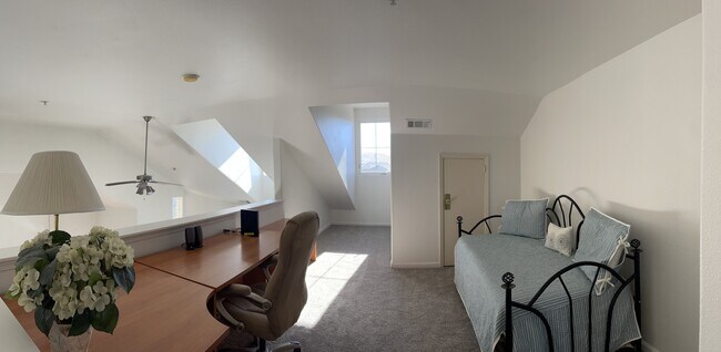 Oficina tipo loft con sofá cama - 17000 Wedge Pkwy