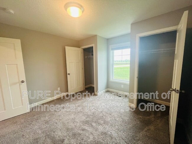 Building Photo - 10918 Yalta St NE